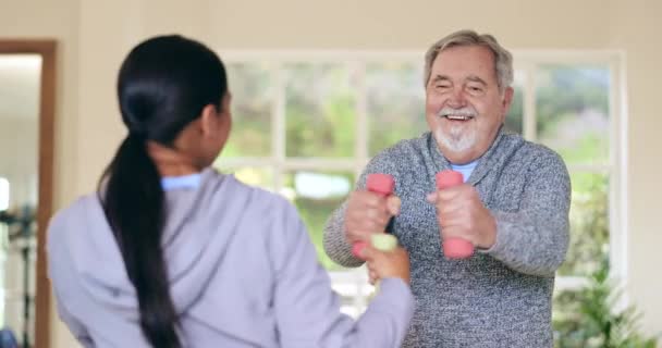 Kadın Fizyoterapist Halter Egzersiz Huzurevinde Egzersiz Için Halterli Yaşlı Bakımı — Stok video