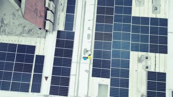 Overhead Energia Solar Uma Equipe Construção Telhado Edifício Para Instalar — Vídeo de Stock