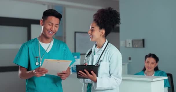 Lékař Nemocnice Karta Diskusi Kolega Tablet Nahlédnutí Lékařské Údaje Vyléčení — Stock video