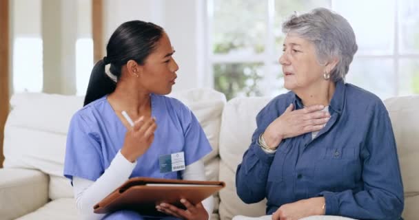 在老年护理 人寿保险或家庭诊断处方中与病人一起工作的妇女 护士和书写 与退休老年人协商后的女性个人 医疗保健或医疗护理人员 — 图库视频影像