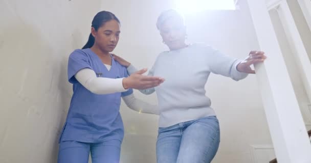 Orang Tua Wanita Atau Perawat Dengan Bantuan Tangga Untuk Kecacatan — Stok Video