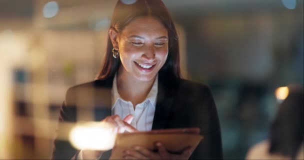 Tablet Smil Glad Forretningskvinde Sit Kontor Natten Mens Arbejder Forskning – Stock-video