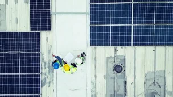 Overhead Energia Solare Team Ingegneri Sul Tetto Edificio Installare Tecnologia — Video Stock