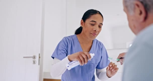 Vecchio Lavarsi Denti Badante Aiutare Casa Cura Clinica Pensionamento Benessere — Video Stock
