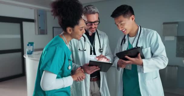 Artsen Verpleegkundigen Tablet Met Succes Gezondheidszorg Applaus Viering Van Ziekenhuisresultaten — Stockvideo