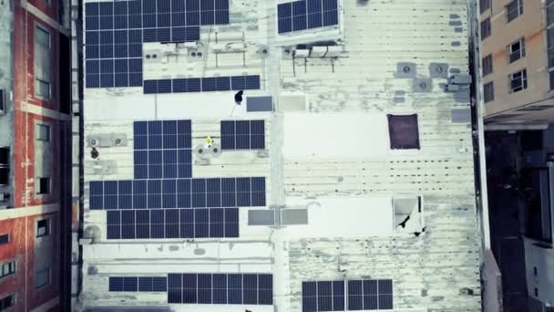 Overhead Energia Solar Uma Equipe Design Telhado Edifício Para Instalar — Vídeo de Stock