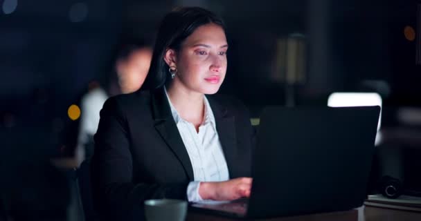 Nacht Bedrijf Vrouw Met Een Laptop Glimlach Typen Met Verbinding — Stockvideo