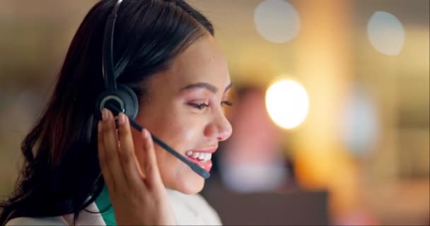 Feliz Mujer Consultor Centro Llamadas Noche Oficina Para Servicio Cliente — Vídeo de stock