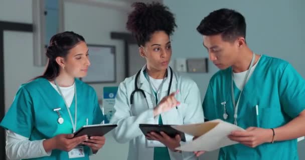 Travail Équipe Documents Médecins Sur Tablette Hôpital Pour Recherche Les — Video