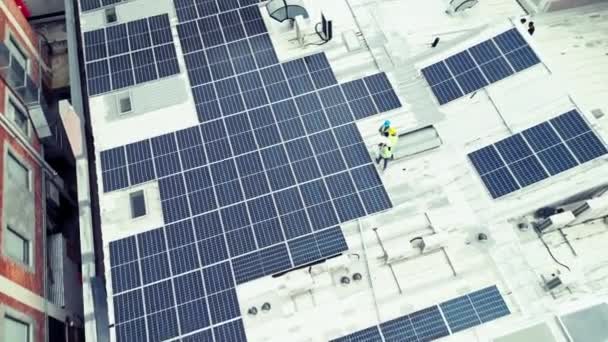 Вид Сверху Солнечные Панели Группа Командной Работой Неспособность Здания Сотрудничеством — стоковое видео