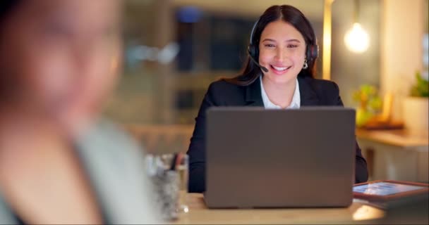 Call Center Laptop Woman Night Office Customer Service Crm Advisory — Stock Video