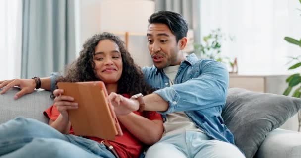 平板电脑和夫妻在沙发上大笑 拥抱和与社交媒体流连忘返 在有网上购物 搜索或选择讨论的客厅里 爱情和快乐的人 — 图库视频影像