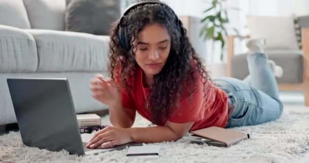 Aprendizagem Laptop Mulher Escrevendo Livro Chão Sala Estar Para Pesquisa — Vídeo de Stock