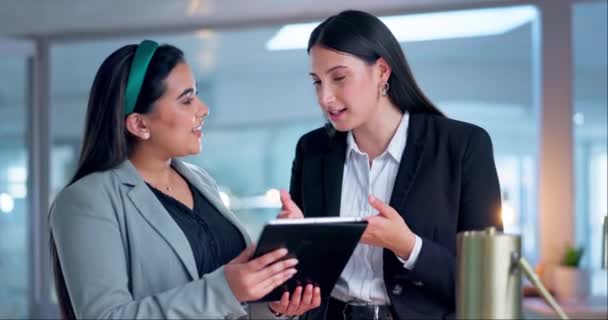 Mulheres Negócios Felizes Tablet Conselhos Escritório Para Informações Line Atualização — Vídeo de Stock