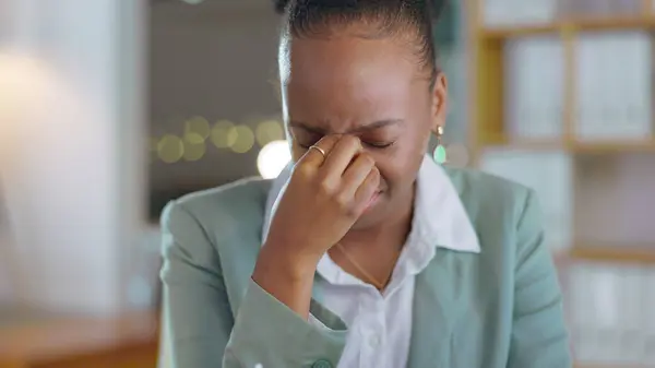 Zwarte Vrouw Hoofdpijn Stress Burn Out Fout Financiële Crisis Overwerkt — Stockfoto