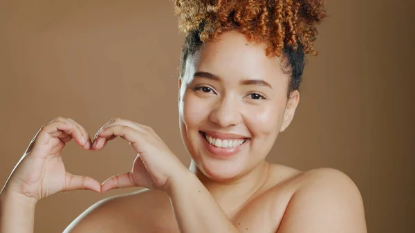 在演播室里的肖像 快乐的女人和心灵的标志 有着褐色背景的美丽和爱情的模型 为获得信任 改变或导致皮肤科 皮肤护理或健康而微笑的非洲人 — 图库照片