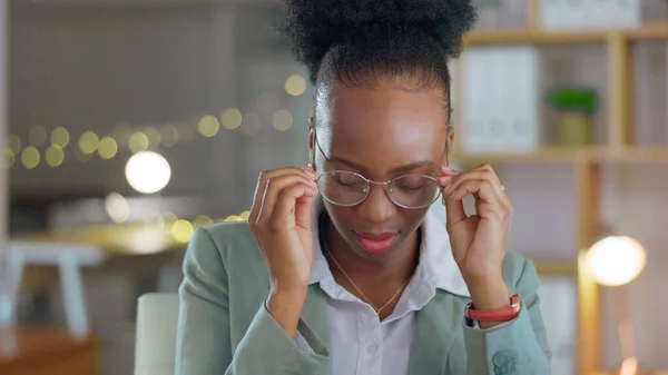 办公室里的黑人女人都精疲力竭 问题缠身 健康问题缠身 与计算机 偏头痛 焦虑和疲倦有关的非洲人 雇员和顾问 — 图库照片