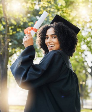 Mezuniyet, sertifika ve mutlu kadın portresi başarıyı, eğitimi ve açık havada üniversite diplomasını kutluyor. Üniversite mezuniyeti, diploma ve ödül, başarı ve bahçe etkinliği kutlamaları.