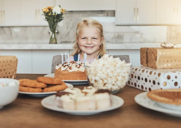 Niño Pastel Cumpleaños Celebración Con Regalos Casa Sonrisa Para Comida —  Fotos de Stock