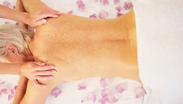 Donna Anziana Massaggiatrice Massaggio Alla Schiena Con Fisioterapia Alle Terme — Foto Stock