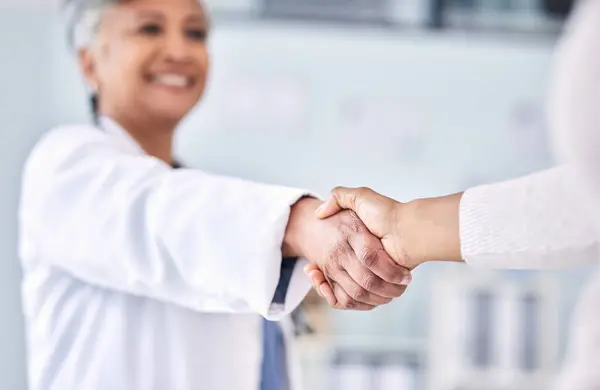 Arts Patiënt Handdruk Partnerschap Vergadering Deal Voor Zorgovereenkomst Het Ziekenhuis — Stockfoto