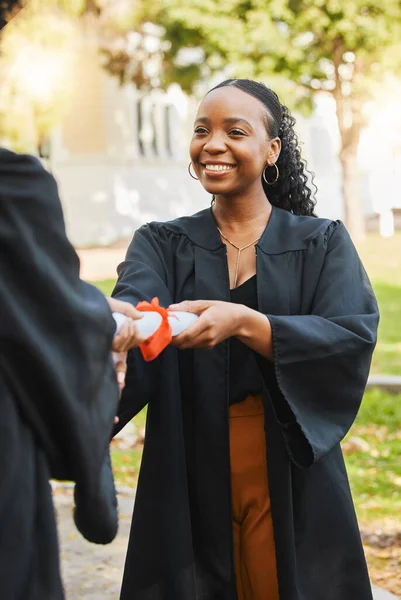 Diploma Graduación Ceremonia Mujer Negra Feliz Con Éxito Aprendizaje Desarrollo — Foto de Stock