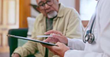 Doktor, hasta ve yaşlı bakımı, hayat sigortası ya da evdeki sağlık tavsiyeleri için panoda. Tıbbi cerrahın ya da hemşirenin reçeteli, teşhisi ya da planı olan kıdemli bir adama danışması.