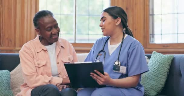 Ευτυχής Γυναίκα Γιατρός Και Χέρια Γράφοντας Ηλικιωμένους Φροντίδα Υποστήριξη Εμπιστοσύνη — Αρχείο Βίντεο