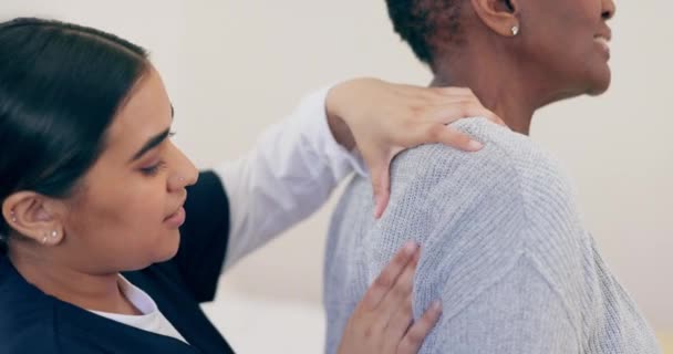Physiotherapeutin Gesundheits Und Seniorin Mit Schulterschmerzen Verletzungen Und Medikamentöser Behandlung — Stockvideo