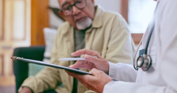 Médico Paciente Consulta Atención Ancianos Portapapeles Para Seguro Vida Consejos — Vídeo de stock