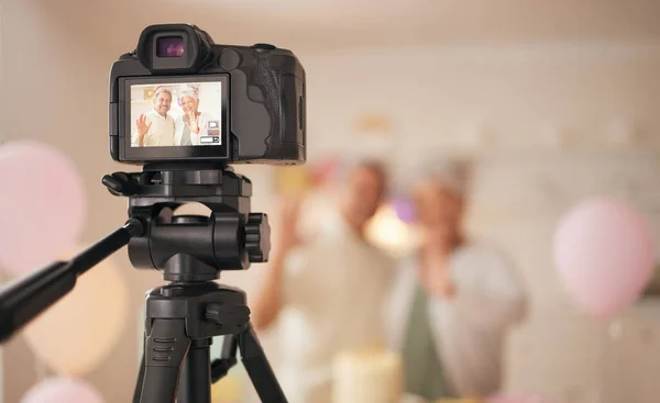 Φωτογραφική Μηχανή Ηλικιωμένο Ζευγάρι Vlog Και Οθόνη Στο Σπίτι Για — Φωτογραφία Αρχείου