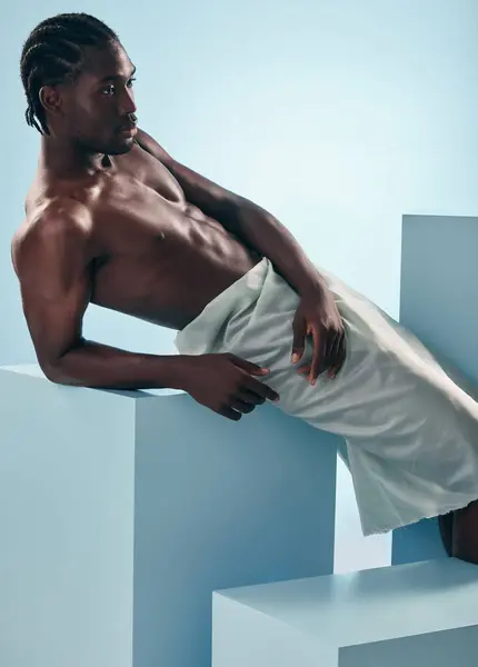 Vücut Rahatlama Siyahi Adam Stüdyoda Sağiık Bakım Özgüven Için Mavi — Stok fotoğraf