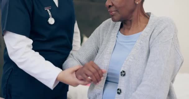 Oudere Vrouw Fysiotherapeut Arm Oefening Verpleeghuis Gezondheidszorg Wellness Schouder Pijnbestrijding — Stockvideo