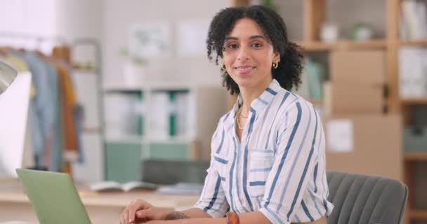 Rosto Negócios Mulher Com Laptop Designer Moda Conexão Com Sorriso — Vídeo de Stock