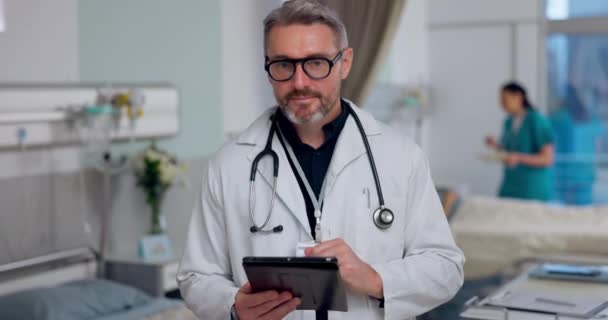 Gezicht Arts Senior Man Met Een Tablet Gezondheidszorg Verbinding Met — Stockvideo