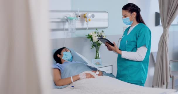 Hemşire Hasta Için Yüz Maskesi Tablet Virüs Tedavisi Konsültasyon Hastanede — Stok video