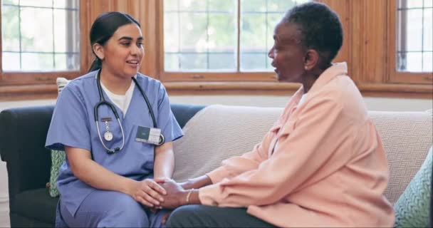Lycklig Kvinna Läkare Och Hålla Hand Äldreomsorg Stöd Eller Förtroende — Stockvideo