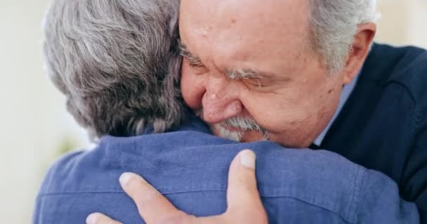 Hogar Abrazo Pareja Ancianos Con Apoyo Matrimonio Empatía Con Apoyo — Vídeo de stock