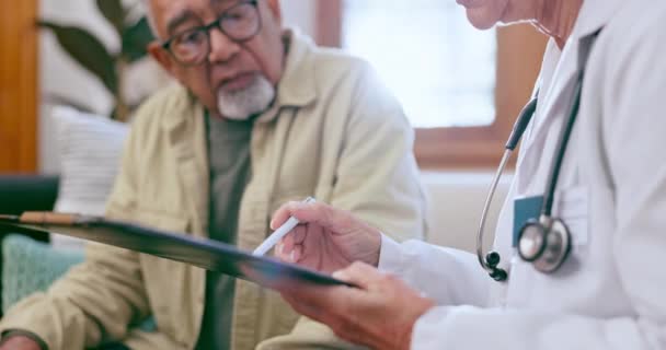 Médico Paciente Consulta Cuidados Idosos Para Seguro Vida Conselhos Saúde — Vídeo de Stock