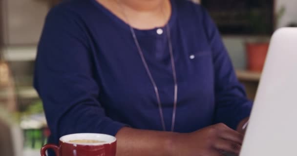 Mulher Laptop Café Sorriem Para Pesquisa Artigos Online Digitação Mail — Vídeo de Stock