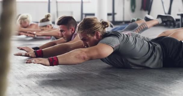 Gruppengymnastik Boden Und Stretch Fitnessstudio Mit Personal Trainer Für Flexibilität — Stockvideo
