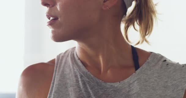 Ansikte Kvinna Och Svettning Från Motion Närbild Aktiv Och Fitness — Stockvideo