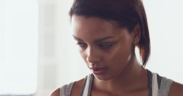 Kobieta Fitness Pot Ćwiczeń Trening Zdrowia Lub Zmęczony Oddech Białym — Wideo stockowe