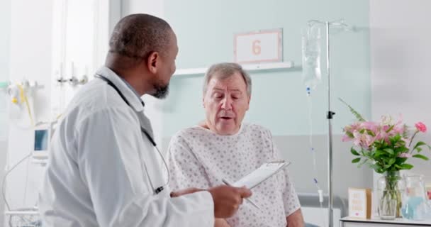Ανώτερος Γιατρός Και Πρόχειρο Για Νοσοκομείο Καλά Νέα Ιατρικές Εξετάσεις — Αρχείο Βίντεο