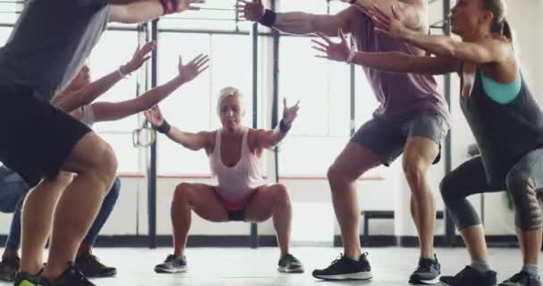 Gruppträning Studio Och Knäböj Gymmet Med Personlig Tränare För Muskelträning — Stockvideo