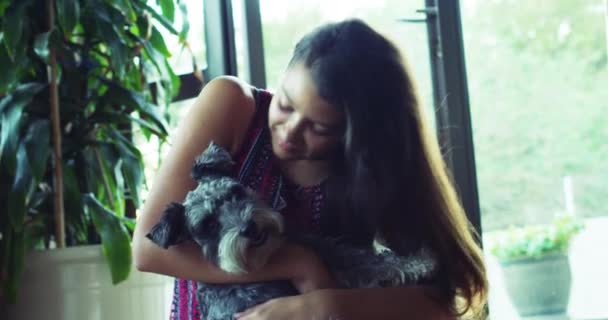 Vrouw Hond Kus Huis Pleegdier Vrijwilliger Zorg Gezonde Vacht Liefde — Stockvideo