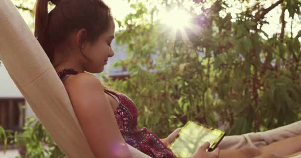Женщина Гамак Планшет Открытом Воздухе Улыбкой Отдыха Летним Солнцем Отпуска — стоковое видео