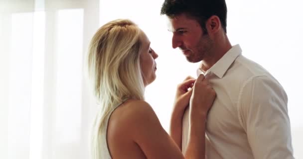 性感和性感的衣服一起在家里玩耍性的快乐 在早晨结婚 快乐的伴侣 谈吐和性爱的爱情健康的关系亲吻拥抱 微笑或前戏 — 图库视频影像