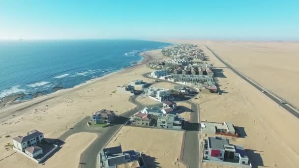 Drone Lotnicze Pustynne Rozwojem Plaży Namibii Piasek Ocean Turystyce Afrykańskiej — Wideo stockowe
