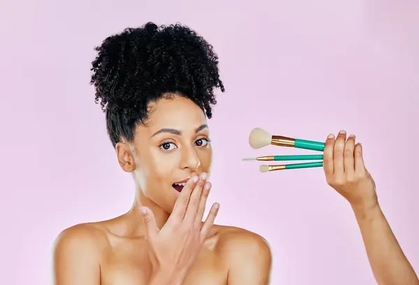 Cepillo Maquillaje Sorpresa Retrato Estudio Mujer Con Herramientas Para Brillo —  Fotos de Stock